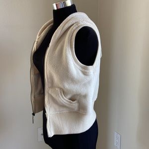 Comfy, cozy sleeveless zipper up vest w hoodie. Wears like a small.